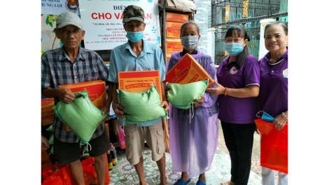 Trao quà cho người khó khăn bị ảnh hưởng bởi triều cường