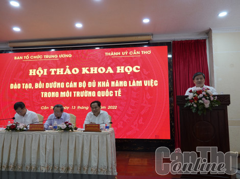 Đào tạo, bồi dưỡng cán bộ đủ khả năng làm việc trong môi trường quốc tế