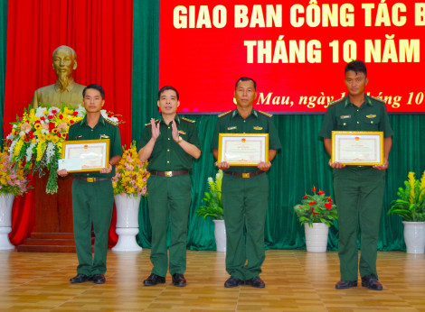 Cà Mau: Khen thưởng đột xuất Bộ đội Biên phòng có thành tích chống buôn lậu