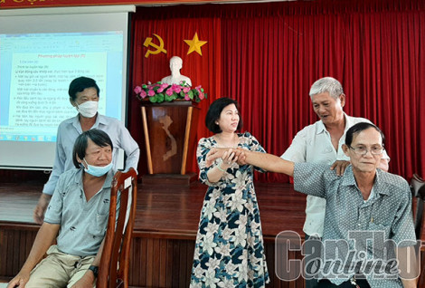 Nâng cao kỹ năng chăm sóc sức khỏe người cao tuổi