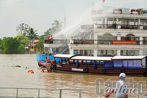 Thực tập phương án chữa cháy tại Du thuyền Ninh Kiều