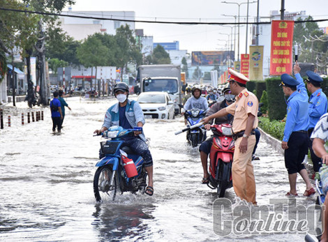 Tham gia điều tiết, phân luồng, hướng dẫn giao thông khi triều cường dâng cao