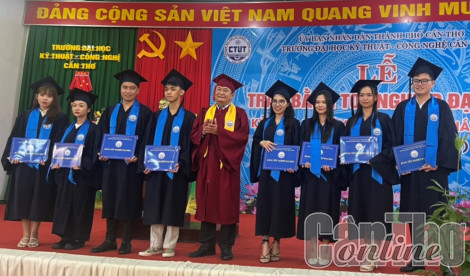 Trường Đại học Kỹ thuật - Công nghệ Cần Thơ trao bằng tốt nghiệp cho 843 sinh viên