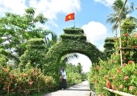 Cổng Tam Quan bằng cây kiểng của người đàn ông khuyết tật