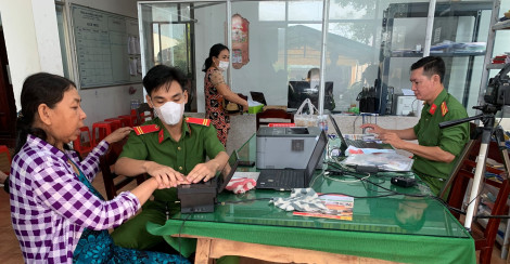 Tặng gạo cho người dân đến làm căn cước công dân gắn chíp điện tử