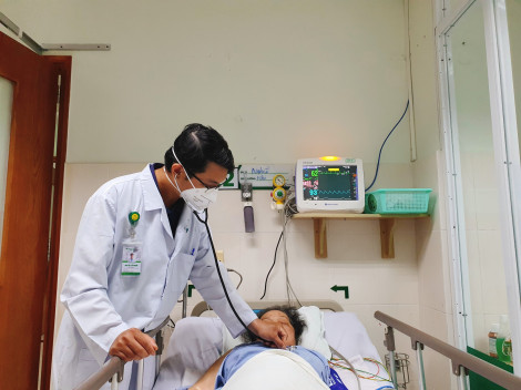 Uống thuốc điều trị đái tháo đường theo toa cũ, cụ bà suy thận, hôn mê