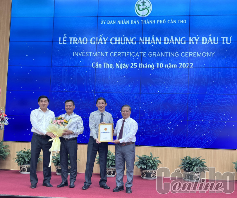 Trao giấy chứng nhận đăng ký đầu tư dự án khu công nghiệp Vĩnh Thạnh (giai đoạn 1)