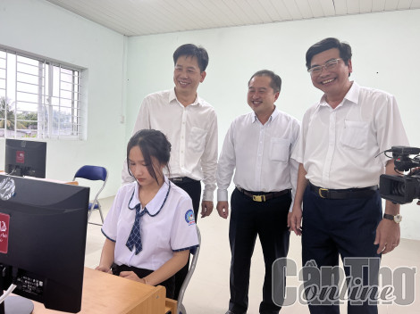 Agribank Chi nhánh Cần Thơ II trao tặng thiết bị học tập “Thêm con chữ, bớt đói nghèo”