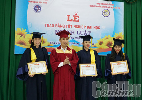 Trường Cao đẳng Kinh tế - Kỹ thuật Cần Thơ trao bằng tốt nghiệp cho 51 tân cử nhân Luật