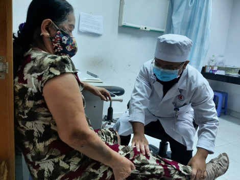 Mùa mưa, nhiều người cao tuổi đau nhức khớp