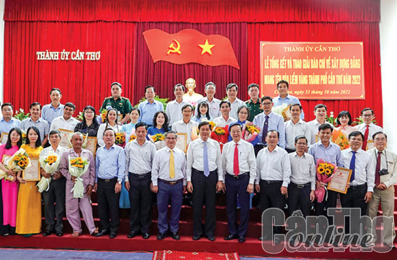 Trao 55 Giải báo chí về xây dựng Ðảng mang tên Búa liềm vàng TP Cần Thơ năm 2022
