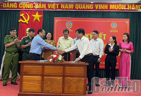 Ký kết Chương trình phối hợp về người thực hiện trợ giúp pháp lý trực tại tòa án