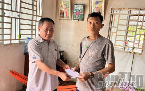 Trao tiền từ thiện