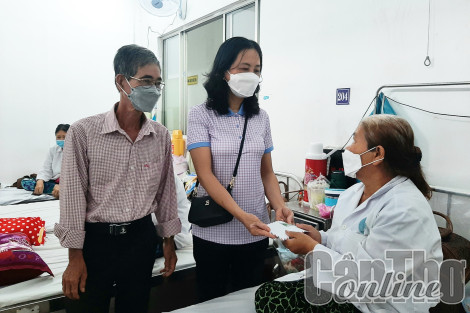 Tặng 100 phần quà cho bệnh nhân ung thư