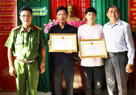 Tặng giấy khen cho người dân dũng cảm bắt tội phạm