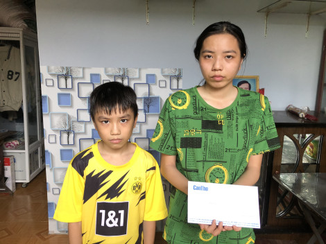 Trao tiền từ thiện
