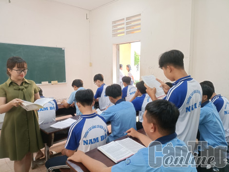 Đảm bảo chương trình giáo dục thường xuyên cấp THPT cho học sinh