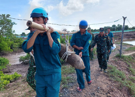 Trà Vinh: Phát hiện quả bom còn nguyên ngòi nổ nặng hơn 110kg