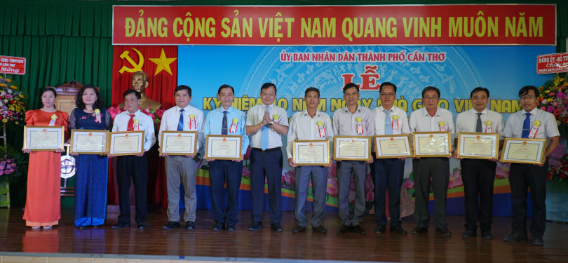 Họp mặt kỷ niệm 40 năm Ngày Nhà giáo Việt Nam