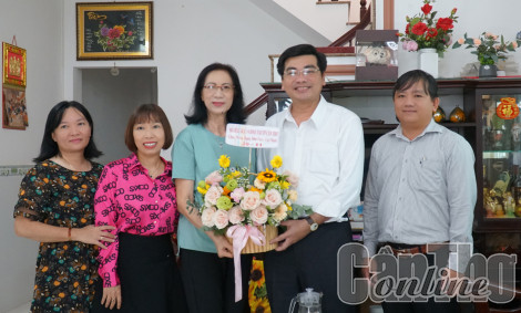 Lãnh đạo Sở Giáo dục và Đào tạo thành phố thăm nhà giáo về hưu