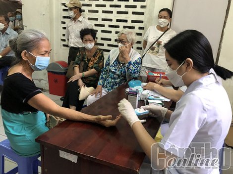 Thử đường huyết, tư vấn cho bệnh nhân đái tháo đường