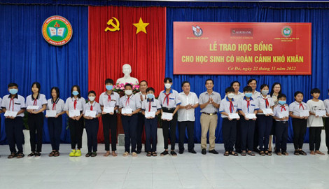 Trao tặng học bổng cho 100 học sinh có hoàn cảnh khó khăn ở huyện Cờ Đỏ
