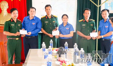 Thăm hỏi, động viên cán bộ, chiến sĩ đang thực hiện nhiệm vụ trên đảo Thổ Chu