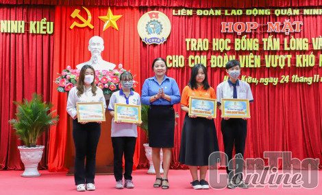 Tặng 148 suất học bổng Tấm lòng vàng cho con đoàn viên vượt khó học giỏi