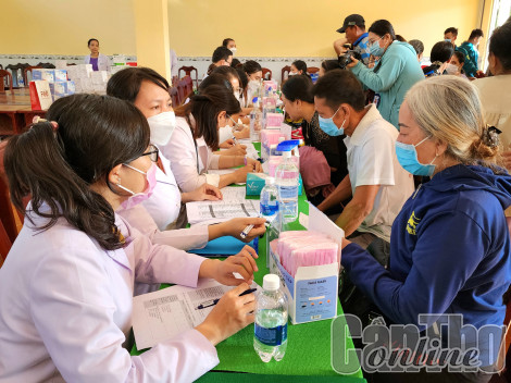 Khám bệnh da liễu và cấp thuốc miễn phí cho 200 người dân xã Trường Thành