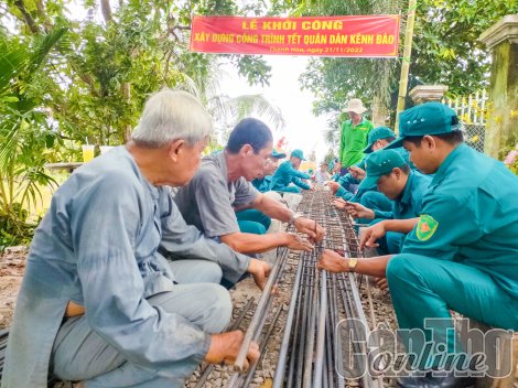 Cán bộ chiến sĩ góp gần 800 ngày công lao động giúp dân