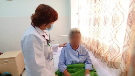 3 năm uống thuốc trị đau khớp gối, bệnh nhân bị suy thượng thận