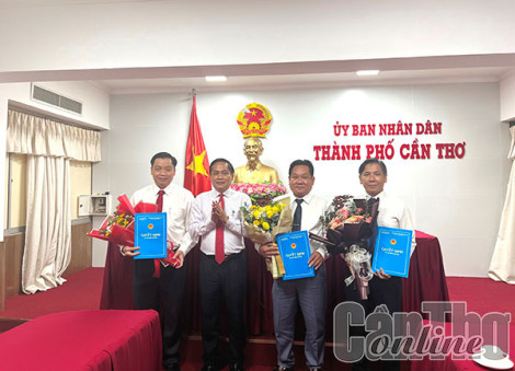 Lãnh đạo TP Cần Thơ trao các quyết định bổ nhiệm cán bộ
