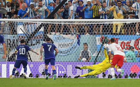 Ba Lan 0 - 2 Argentina: Messi đá hỏng 11m, nhưng Argentina vẫn xuất sắc đánh bại Ba Lan
