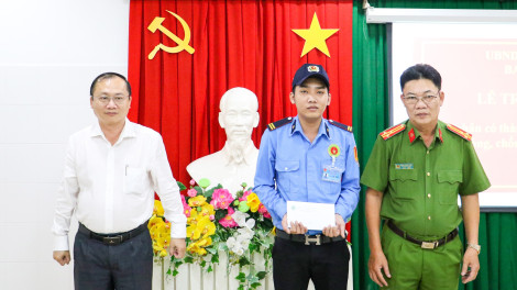 Khen thưởng nhân viên bảo vệ bắt trộm