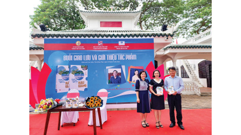 Hiểu thêm về đất và người qua "Chuyện trong nhà ngoài xóm miệt Hậu giang"