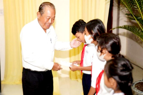 ជូន​ទង់​ជាតិ​ចំ​នួន ១០.០០០ ដល់​កម្មាភិបាល​ យុទ្ធ​ជន​និង​ប្រ​ជាជន​នៅតំ​បន់​ព្រំ​ដែន​ខេត្ត​អាង​យ៉ាង