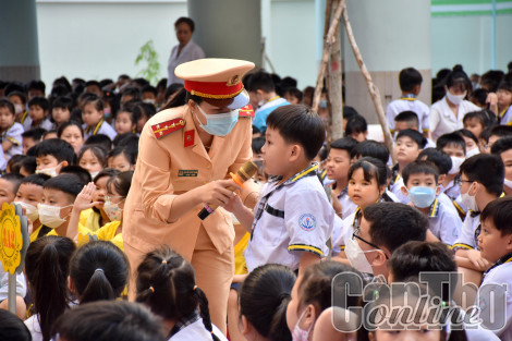 Tuyên truyền an toàn giao thông cho học sinh Trường Tiểu học Trần Quốc Toản