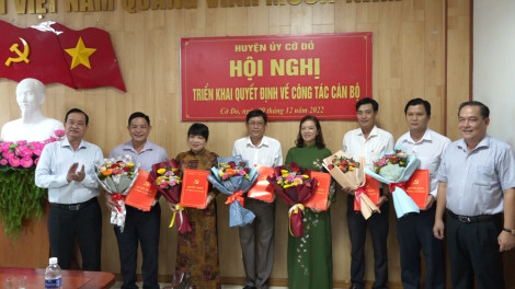 Cờ Đỏ: Triển khai các quyết định về công tác cán bộ
