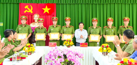 Khen thưởng đột xuất tập thể, cá nhân có thành tích xuất sắc trong công tác đấu tranh, triệt phá nhanh vụ án cướp tài sản