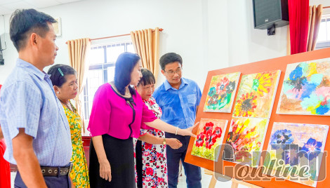 Tập hợp văn nghệ sĩ thành một khối đoàn kết, thống nhất, nâng cao chất lượng sáng tác văn học nghệ thuật