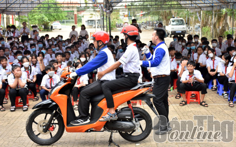 Tuyên truyền an toàn giao thông cho học sinh