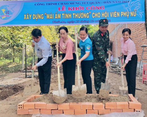 Đồng hành vượt khó, thoát nghèo