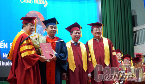 Trường Đại học Cần Thơ trao bằng tiến sĩ, thạc sĩ cho 525 tân khoa