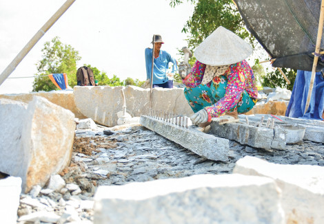Những"bóng hồng" trên công trường đá