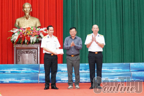 Đoàn đại biểu các tỉnh, thành phía Nam chúc Tết cán bộ, chiến sĩ Vùng 5 Hải quân