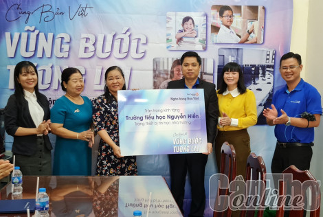 Thực hiện Chương trình “Cùng Bản Việt vững bước tương lai”