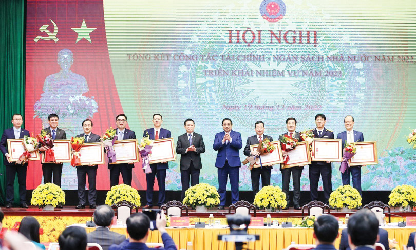 Kết hợp hài hòa chính sách tài khóa, tiền tệ và các chính sách khác, tăng đầu tư phát triển