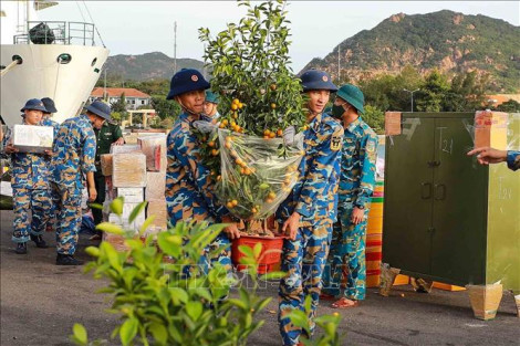 Mang Tết đầm ấm đến với Trường Sa