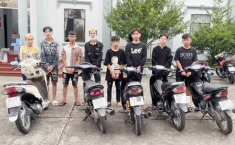 Khởi tố, tạm giam nhóm thiếu niên cướp mô tô người đi đường