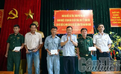 Mang quà Tết đến với quân dân Hòn Chuối